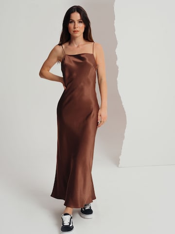 Robe 'Sharli' A LOT LESS en marron