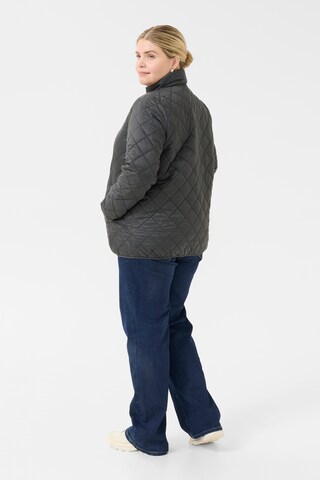 Veste mi-saison 'Moreen' KAFFE CURVE en noir