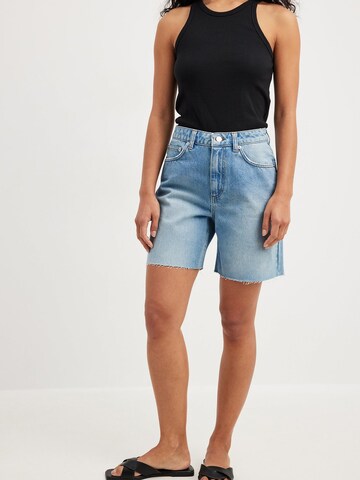 NA-KD Regular Jeans in Blue: front