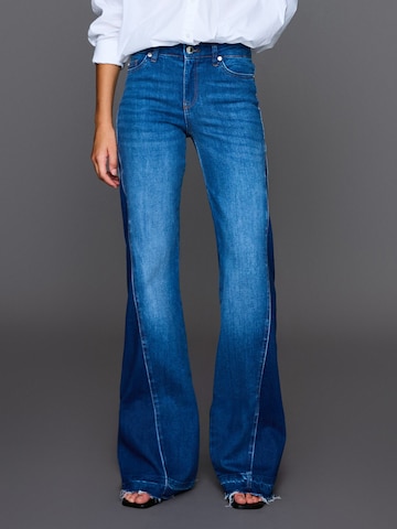 Bershka Flared Jeans in Blue: front