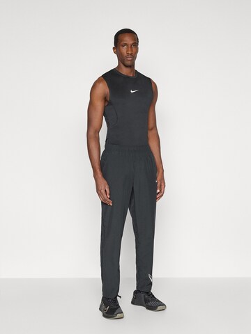 Regular Pantalon de sport NIKE en noir