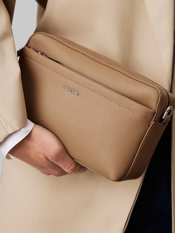 Calvin Klein Torba na ramię 'MUST' w kolorze brązowy