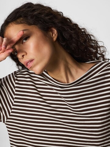 T-shirt 'PCSadie' PIECES en marron