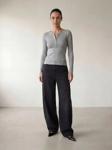 ARMIE Tričko 'The Petra Henley Slim-Fit Top - LGM' – šedá