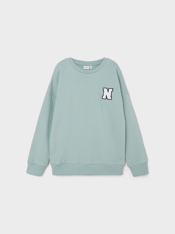 NAME IT - Sweatshirt 'Kollege' em verde