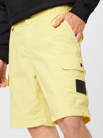 Regular Pantalon cargo Calvin Klein Jeans en jaune