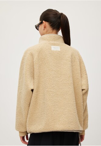 Pull-over 'Mount Pile' rethinkit studios en beige