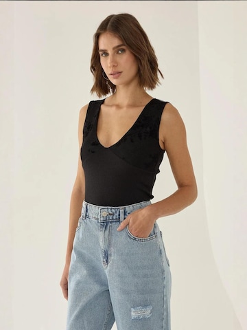 Hiccup Top in Schwarz: Vorderseite