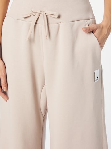 ADIDAS SPORTSWEAR - Pierna ancha Pantalón deportivo 'Lounge Fleece Wide' en beige
