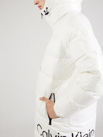 Calvin Klein Jeans Зимно палто в бяло