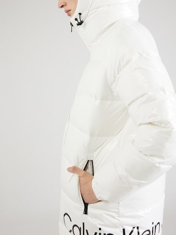 Manteau d’hiver Calvin Klein Jeans en blanc