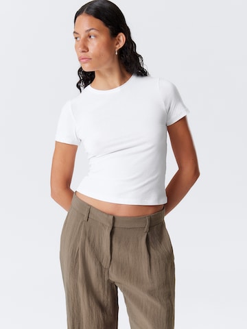 WEEKDAY Μπλουζάκι σε λευκό: μπροστά