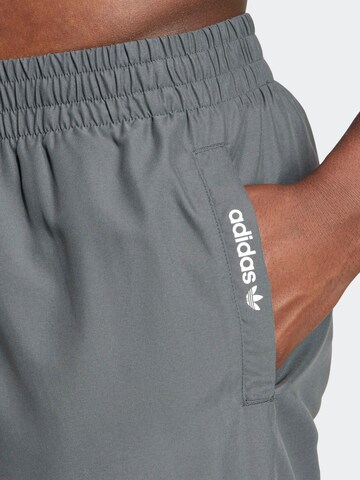 Pantaloncini da bagno di ADIDAS ORIGINALS in grigio