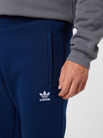 mėlyna ADIDAS ORIGINALS Siaurėjantis Kelnės 'Adicolor Essentials Trefoil'