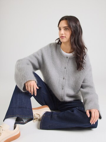 Cardigan & Other Stories en gris : devant