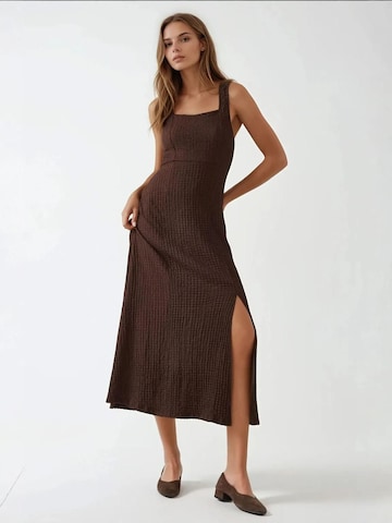 Hiccup - Vestido em castanho: frente