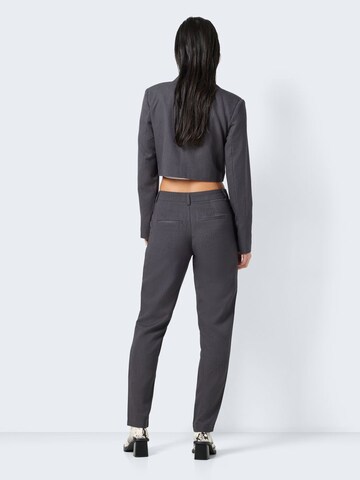 Regular Pantalon 'Thea Vivian' Noisy may en gris