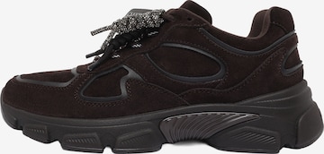 GUESS - Sapatilhas baixas em castanho: frente