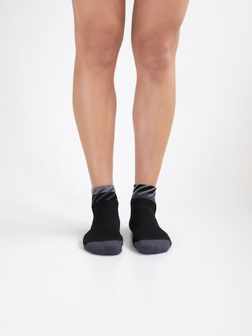 INCYLENCE Athletic Socks 'DISRUPTS SHORT' in Black
