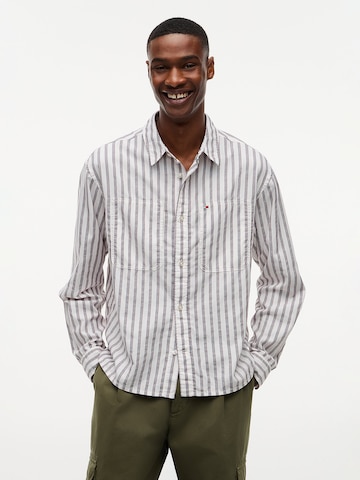 Tommy Jeans Regular fit Button Up Shirt in White: front