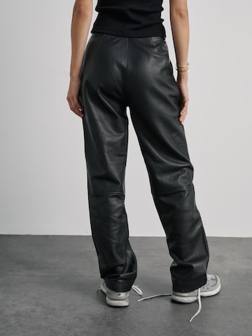 ABOUT YOU x Marie von Behrens - Loosefit Pantalón 'Danielle' en negro