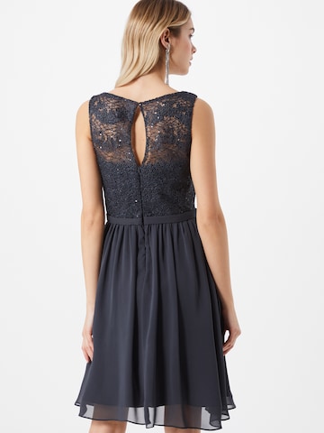 Rochie de cocktail de la mascara pe gri