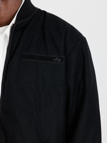 ALPHA INDUSTRIES Φθινοπωρινό και ανοιξιάτικο μπουφάν σε μαύρο