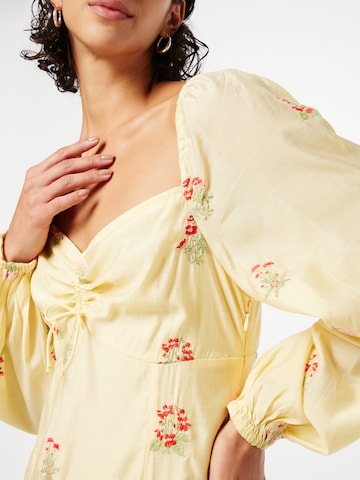 Robe Warehouse en jaune