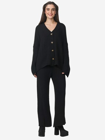 Elara Hausanzug in Schwarz: Vorderseite