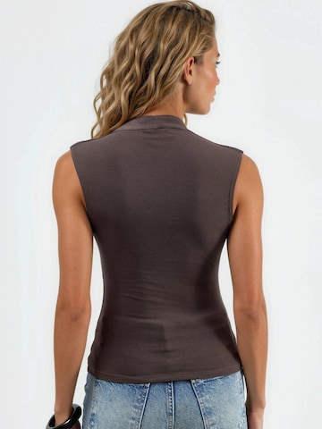 Top di Busem in marrone