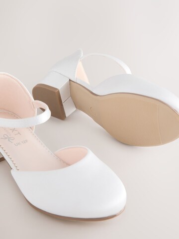 Balerini de la Next pe alb