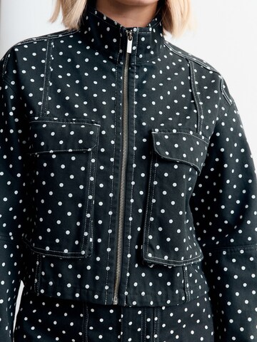 melns Next Starpsezonu jaka