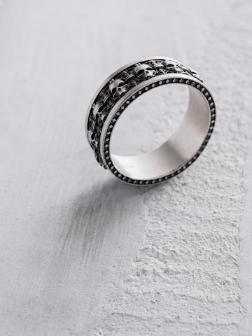 REYTEL Ring 'MEMENTO MORI' in Silber: Vorderseite