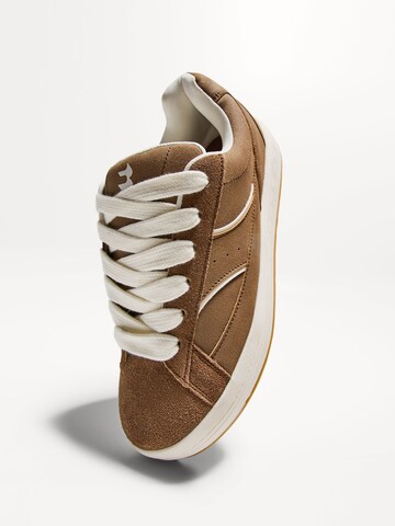 Baskets basses Bershka en marron