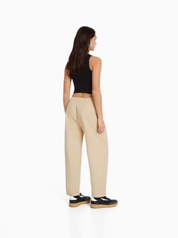 Bershka Avsmalnet Plisserte jeans i beige