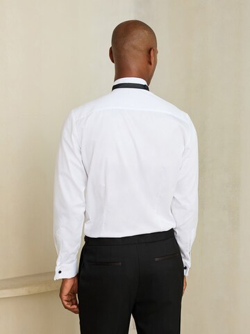 Next Slim Fit Set: Hemd und Fliege in Weiß
