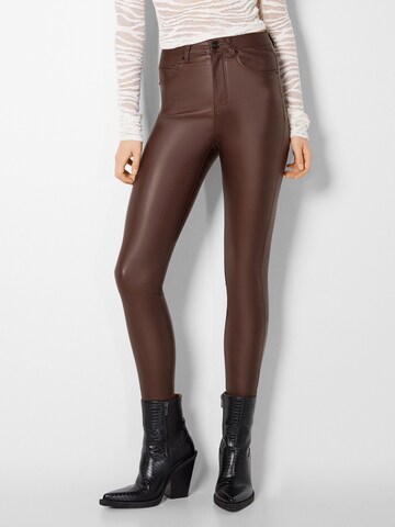 Skinny Pantalon Bershka en marron : devant