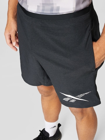 Reebok - Regular Calças de desporto 'Strength Graphic 2.0' em preto