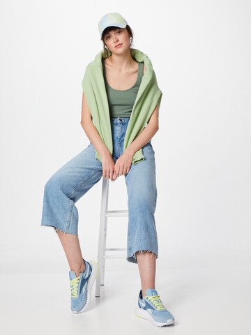 Top de la VERO MODA pe verde