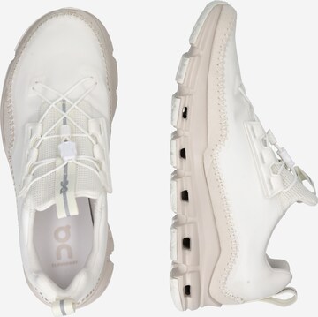 On - Sapatilha de desporto 'Cloudaway' em branco