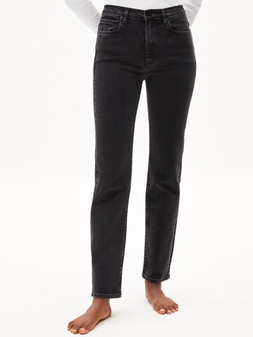 ARMEDANGELS Slimfit Jeans 'CARENAA' in Zwart: voorkant