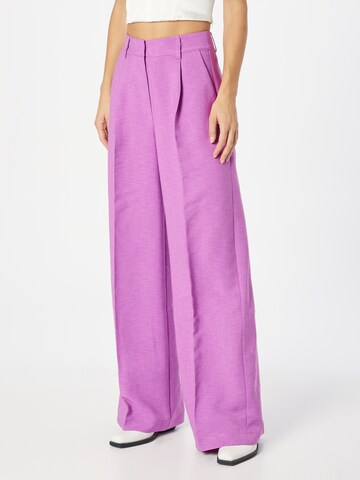 Wide Leg Pantalon à plis 'Tracy' Nasty Gal en violet : devant