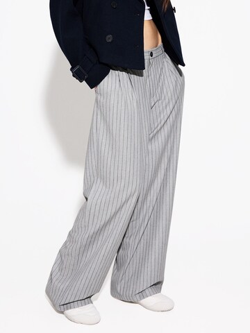 Bershka Wide leg Pleat-front trousers in Grey: front