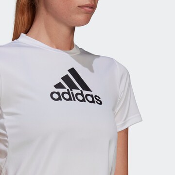 T-shirt fonctionnel 'Primeblue Designed 2 Move Logo' ADIDAS SPORTSWEAR en blanc