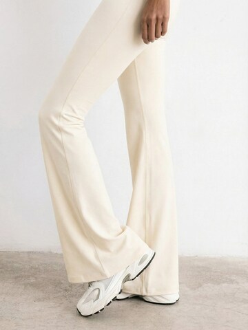 MyLibi Flared Leggings 'Leggings campana blancos – Flare Cream' in Beige