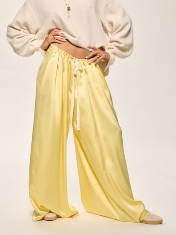 Kamila Šikl Lużny krój Spodnie w kolorze żółty: przód