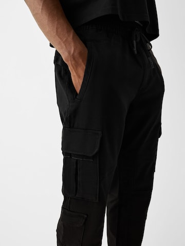 Bershka Tapered Cargobroek in Zwart