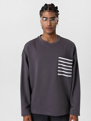 VAMOS CLO Sweatshirt in Grey: front