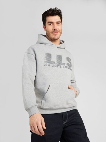 Sweat-shirt Low Lights Studios en gris : devant