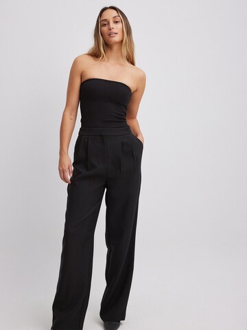 NA-KD Regular Pleat-front trousers in Black